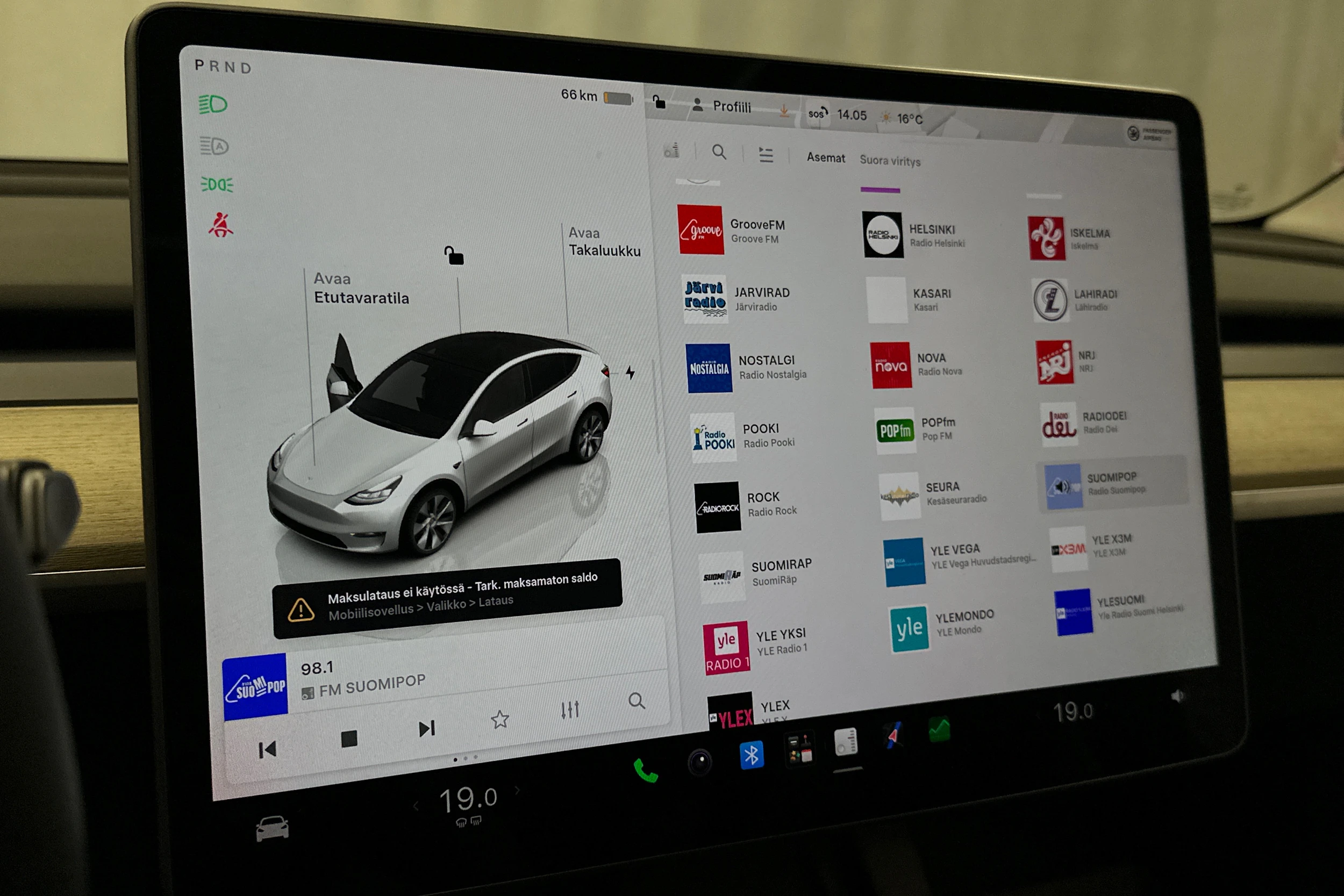 valkoinen Tesla Model Y 2023 kuva 19.