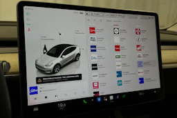 valkoinen Tesla Model Y 2023 kuva 19.