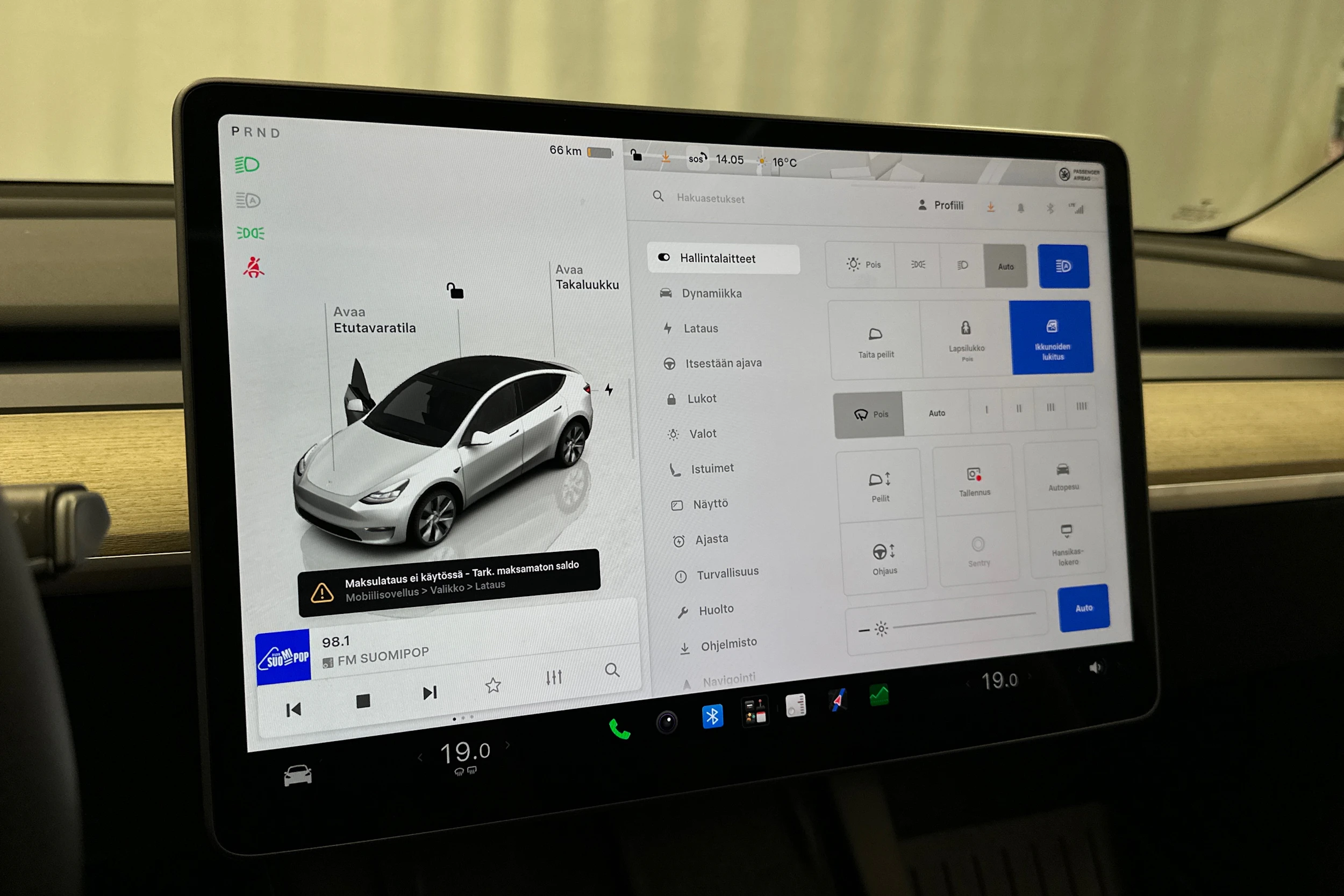 valkoinen Tesla Model Y 2023 kuva 20.