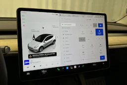 valkoinen Tesla Model Y 2023 kuva 20.