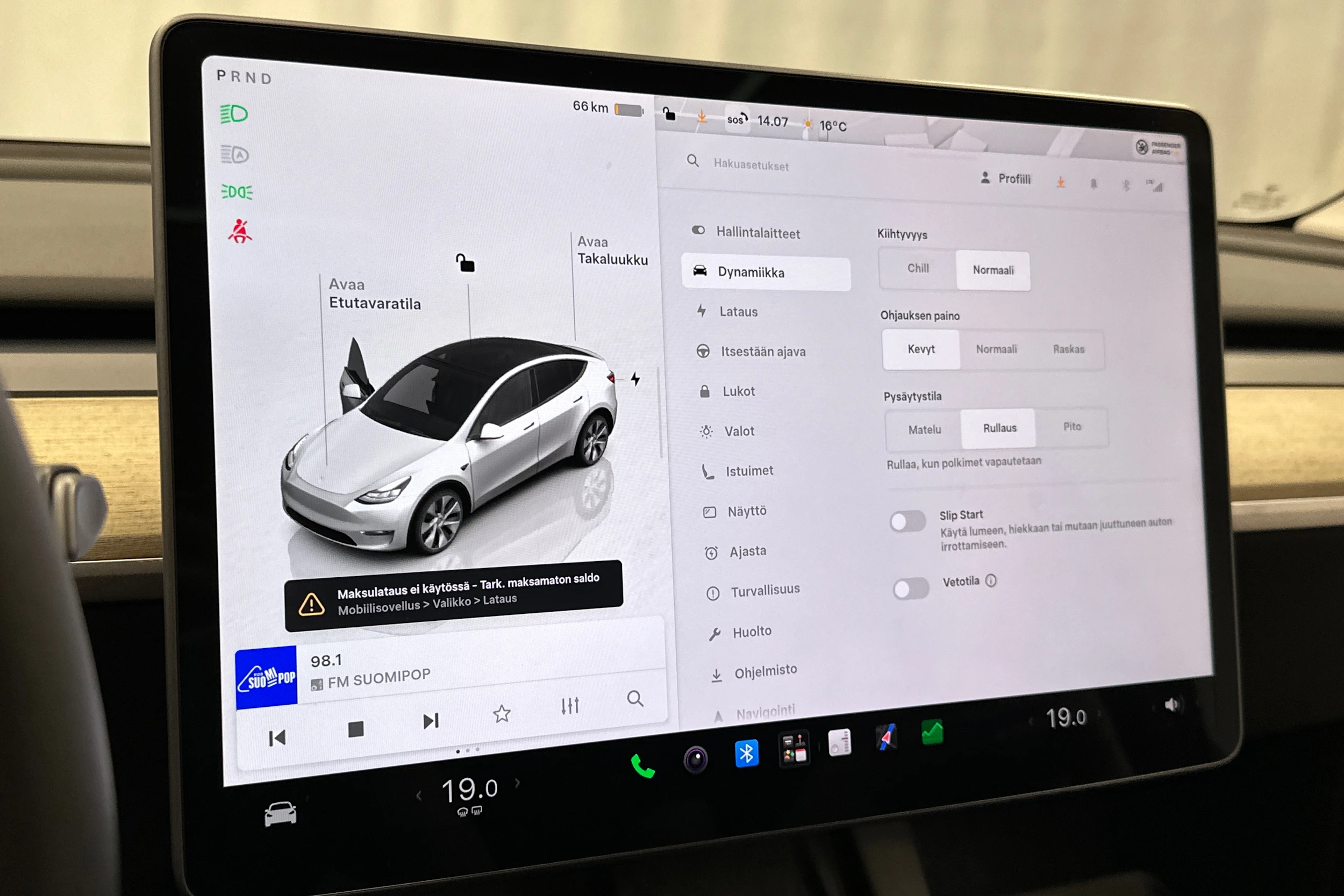 valkoinen Tesla Model Y 2023 kuva 21.