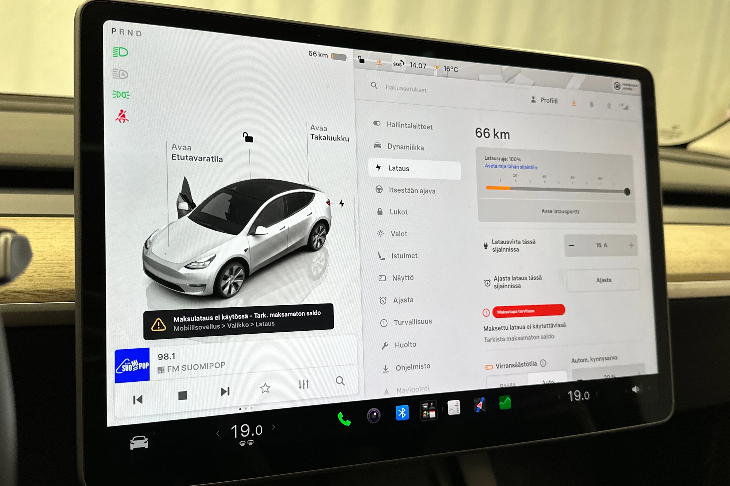 valkoinen Tesla Model Y 2023 kuva 22.