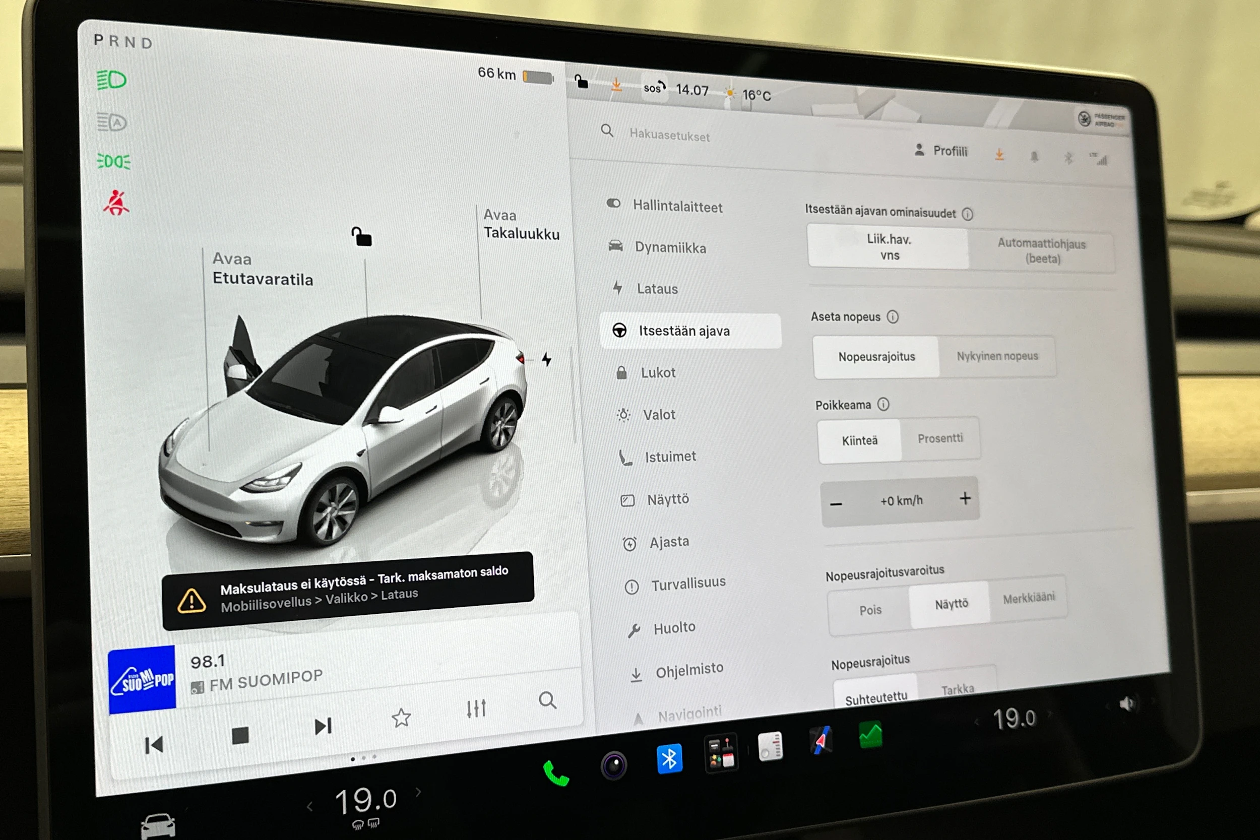 valkoinen Tesla Model Y 2023 kuva 23.