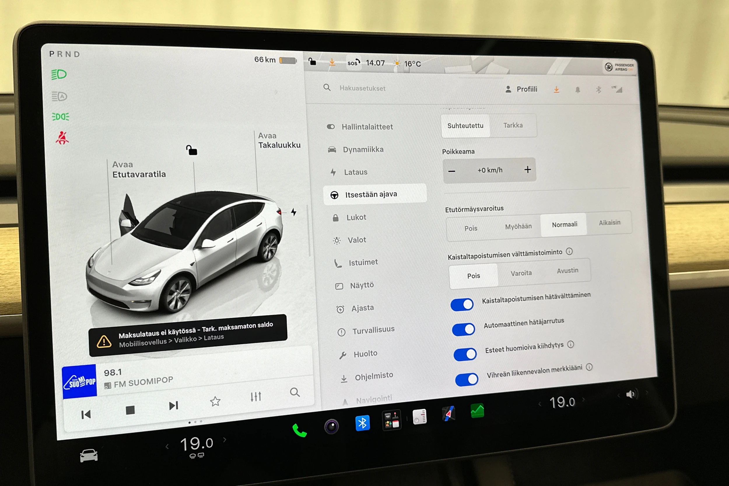 valkoinen Tesla Model Y 2023 kuva 24.