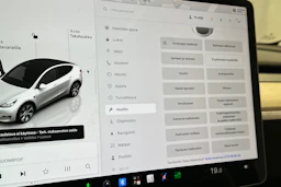 valkoinen Tesla Model Y 2023 kuva 26.