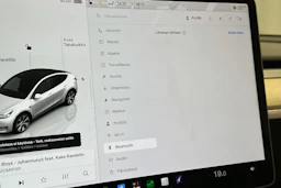 valkoinen Tesla Model Y 2023 kuva 29.