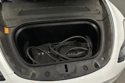 valkoinen Tesla Model Y 2023 kuva 30.