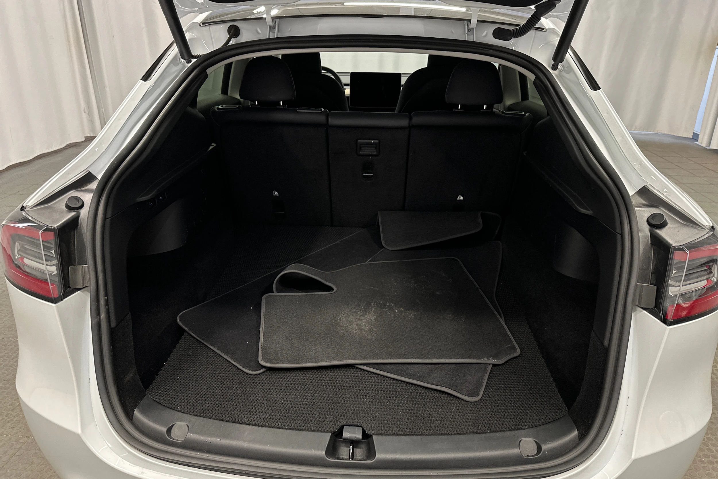 valkoinen Tesla Model Y 2023 kuva 31.