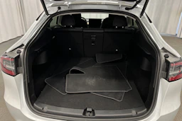 valkoinen Tesla Model Y 2023 kuva 31.