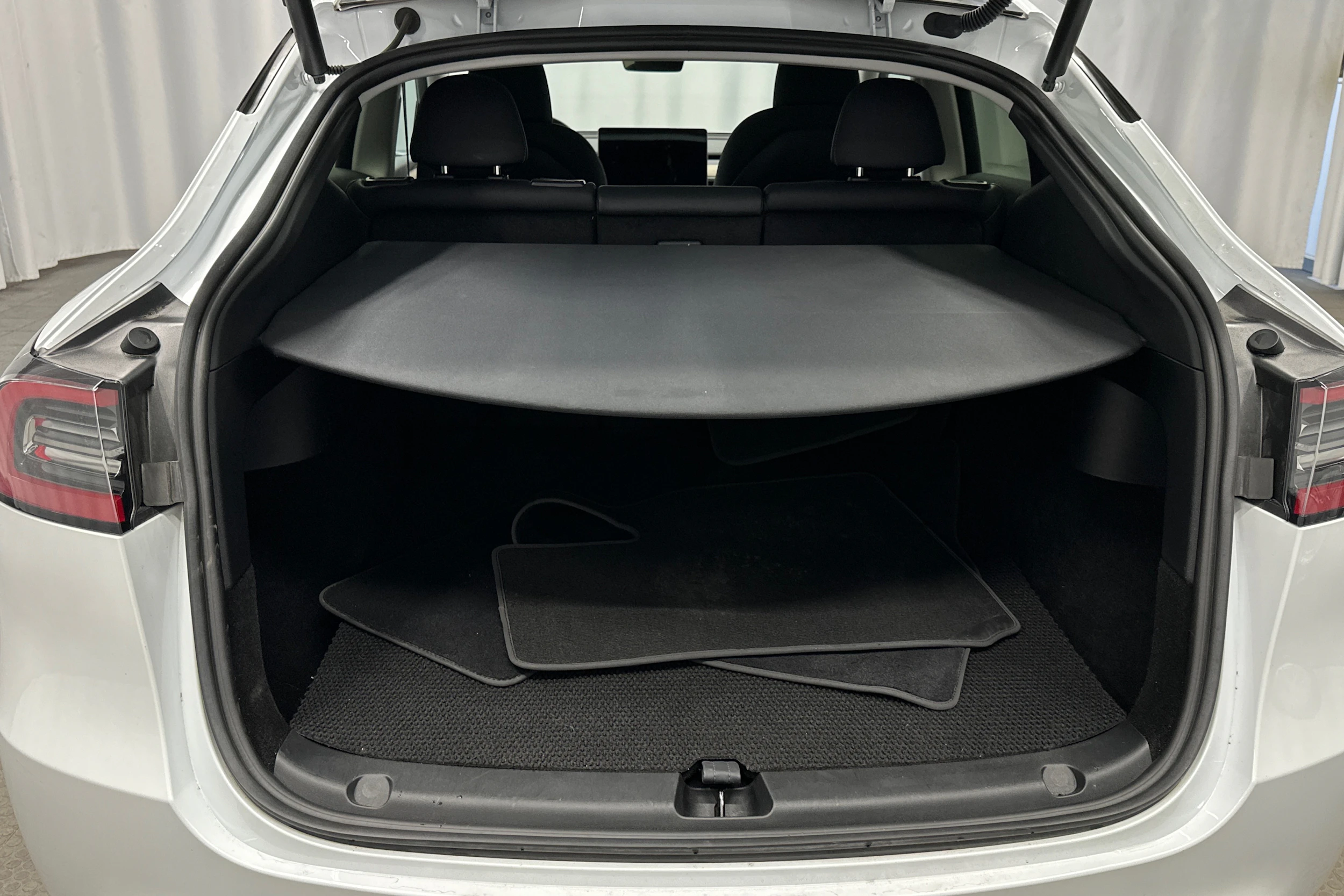 valkoinen Tesla Model Y 2023 kuva 32.