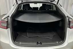 valkoinen Tesla Model Y 2023 kuva 32.