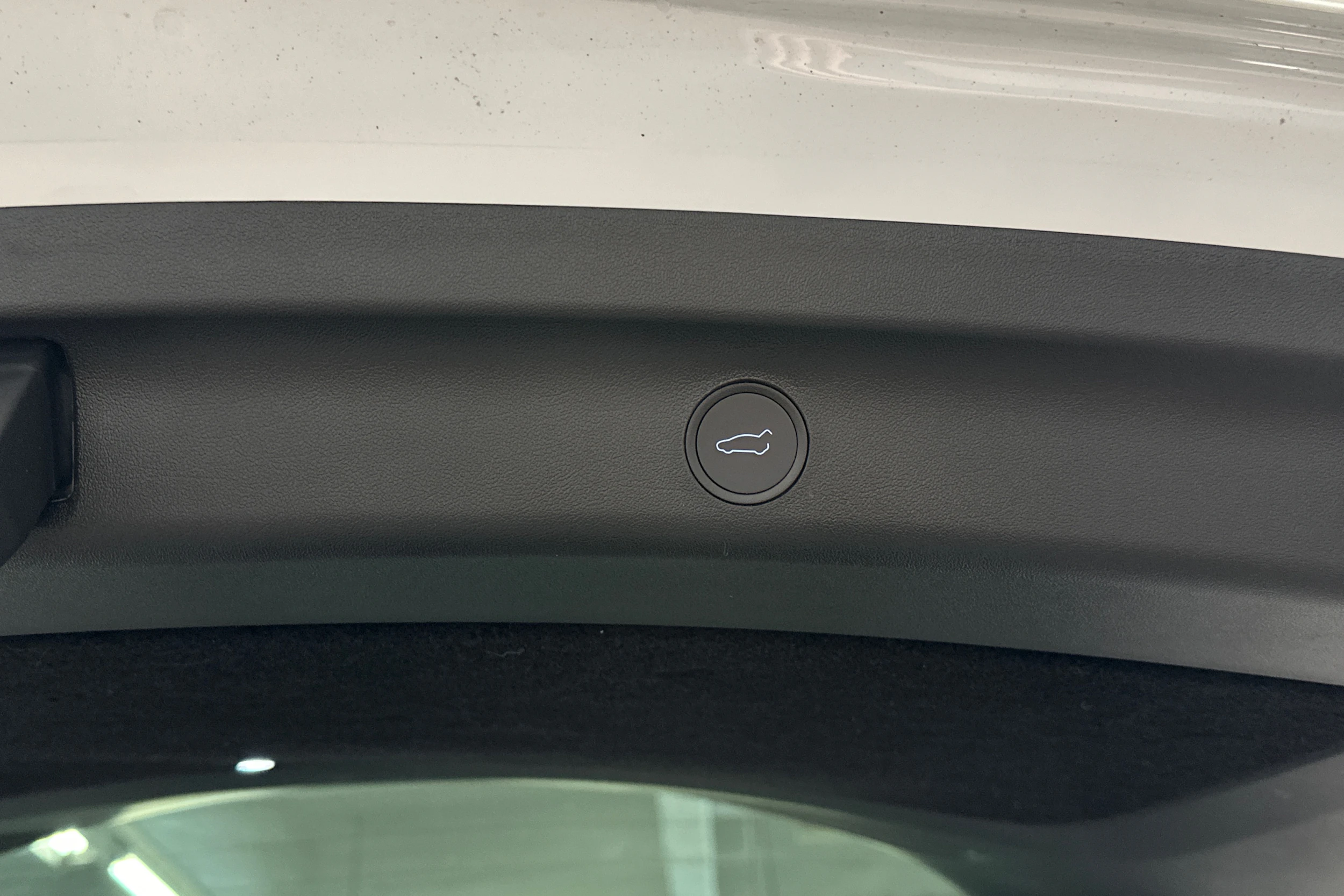 valkoinen Tesla Model Y 2023 kuva 34.