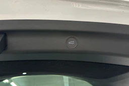 valkoinen Tesla Model Y 2023 kuva 34.