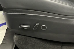 valkoinen Tesla Model Y 2023 kuva 35.