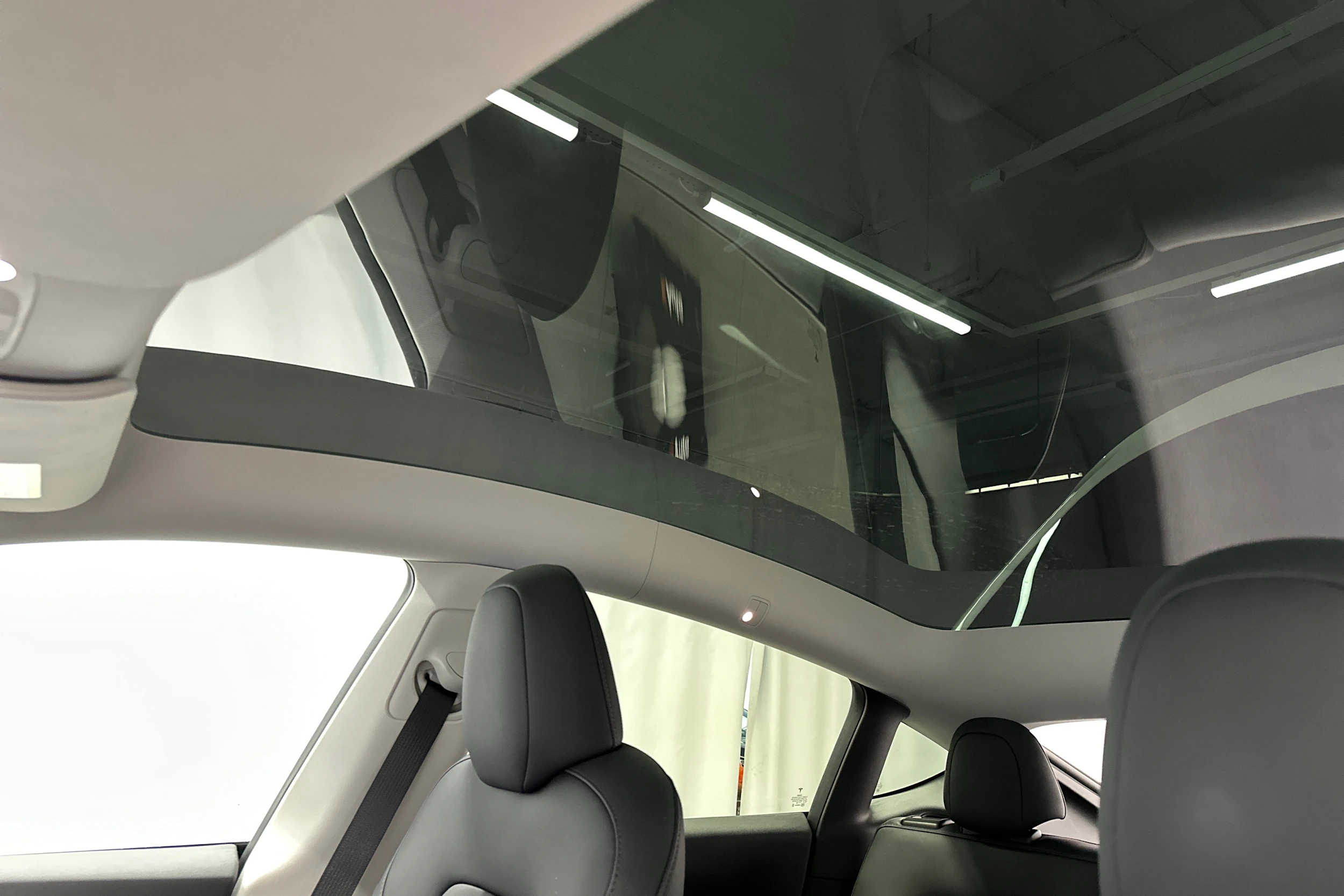 valkoinen Tesla Model Y 2023 kuva 36.