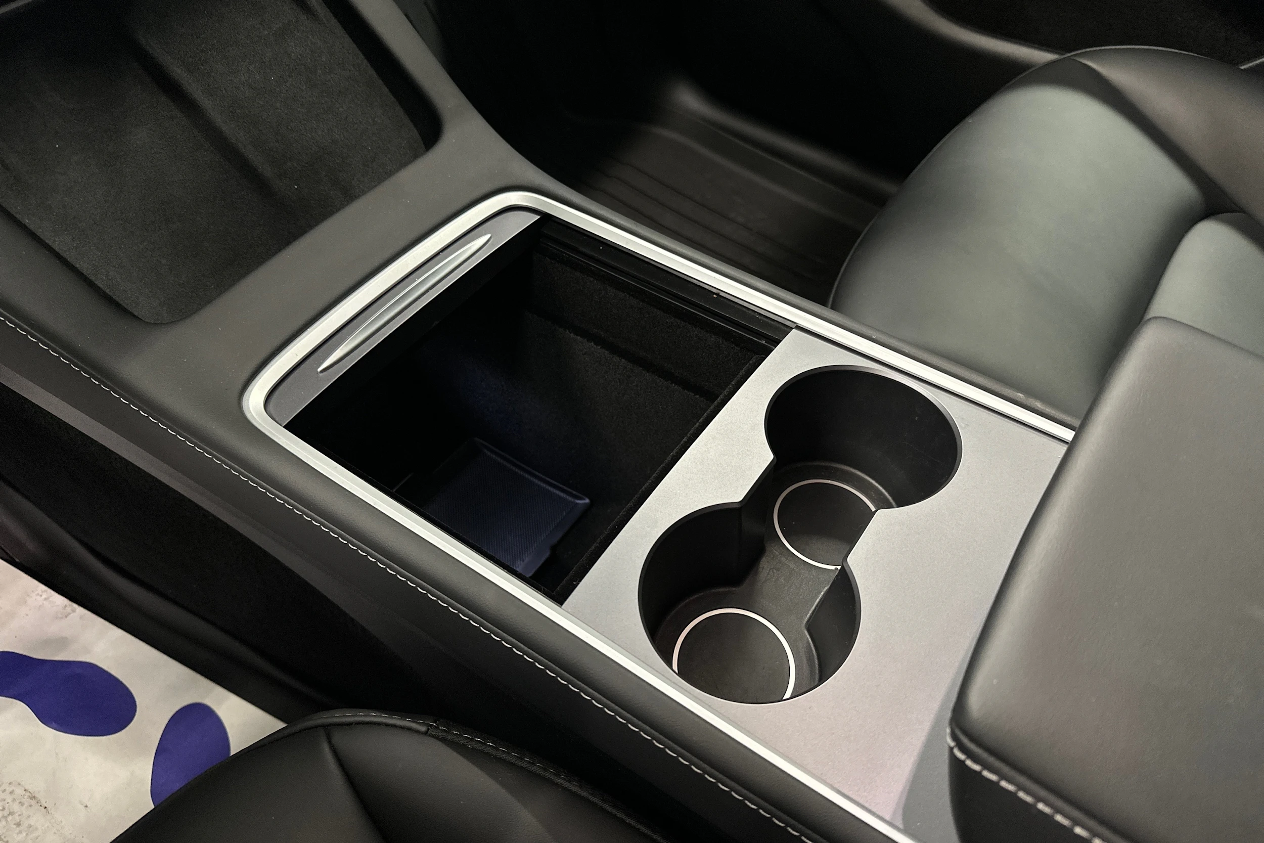 valkoinen Tesla Model Y 2023 kuva 37.