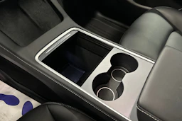 valkoinen Tesla Model Y 2023 kuva 37.
