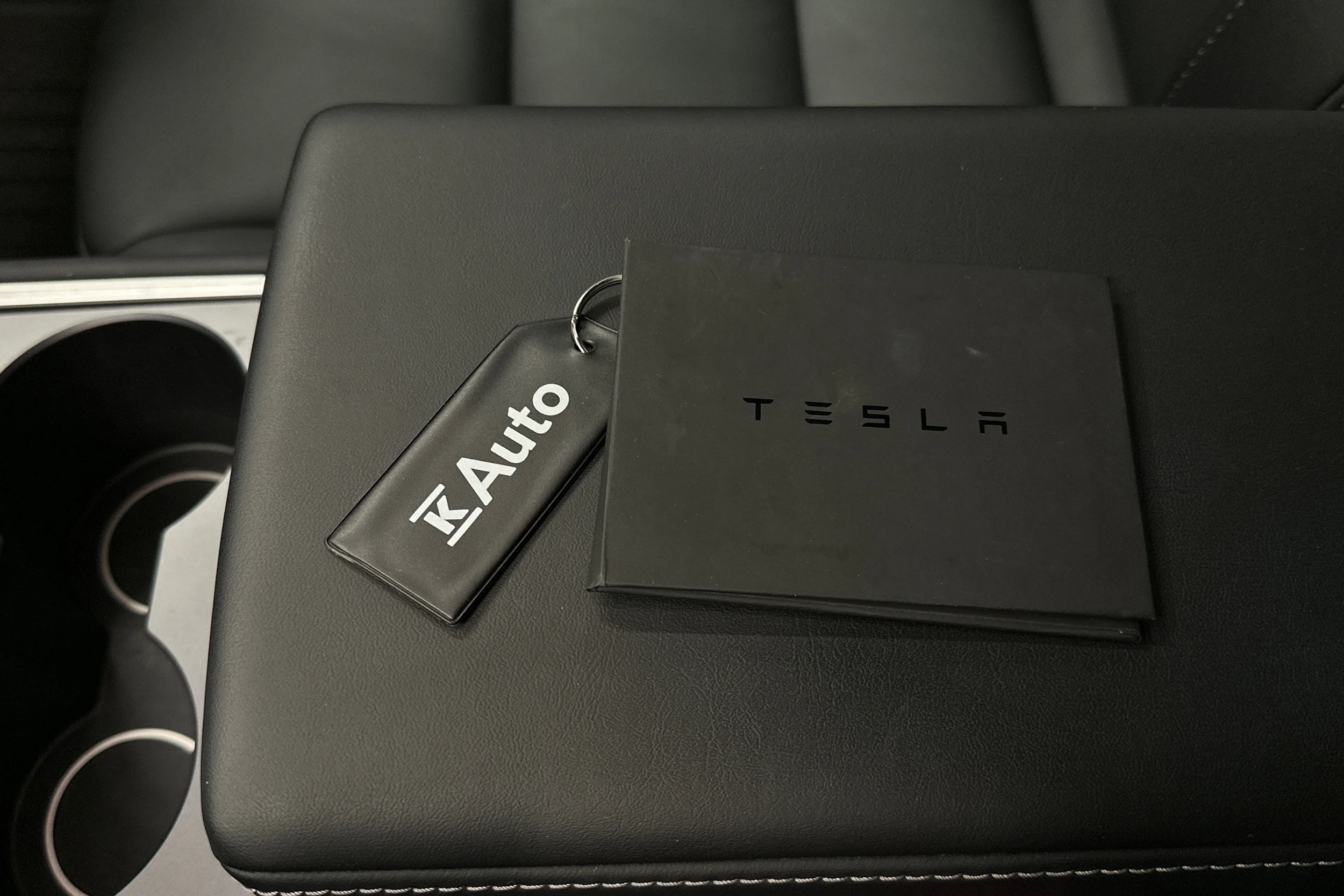 valkoinen Tesla Model Y 2023 kuva 38.