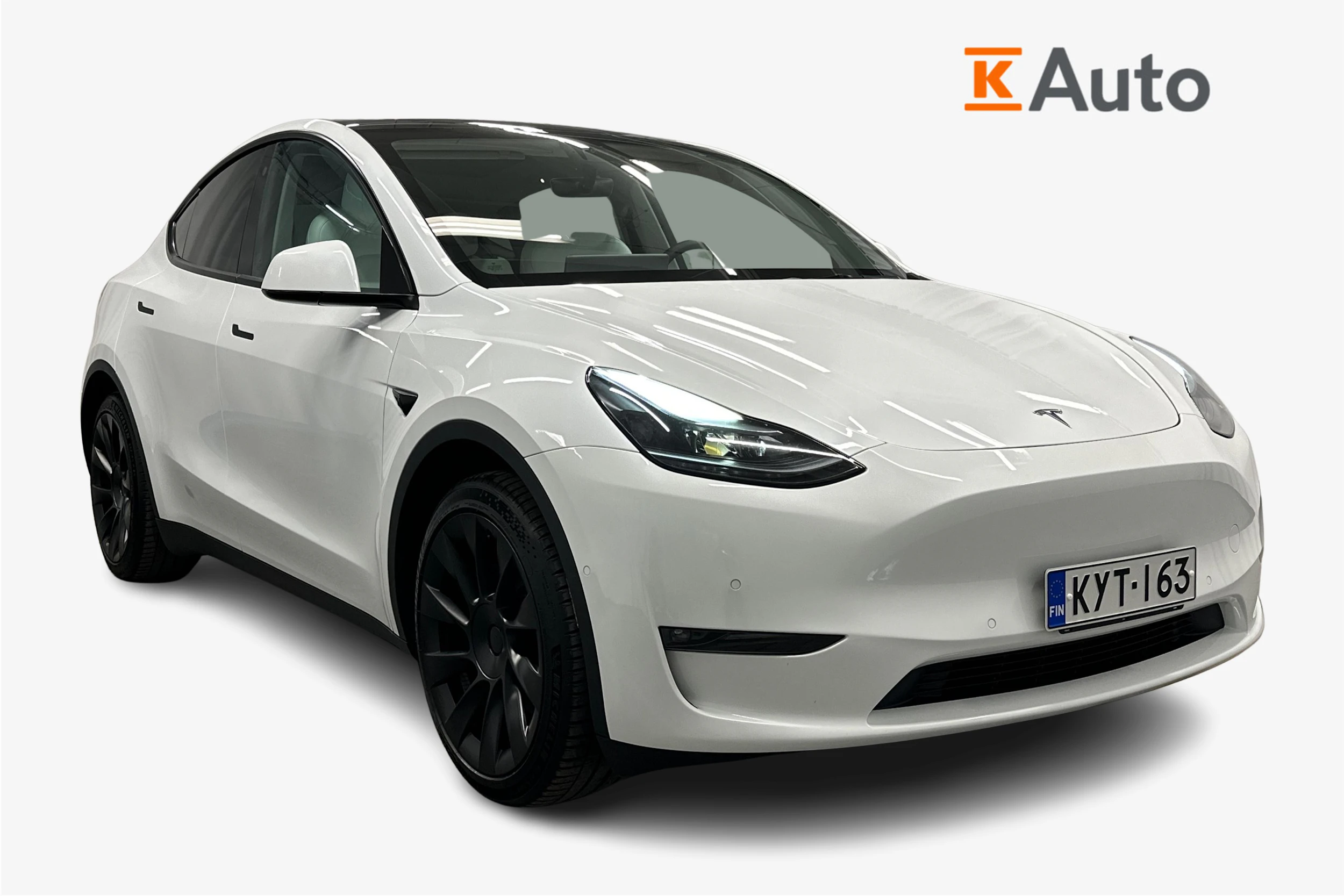 valkoinen Tesla Model Y 2023 kuva 1.