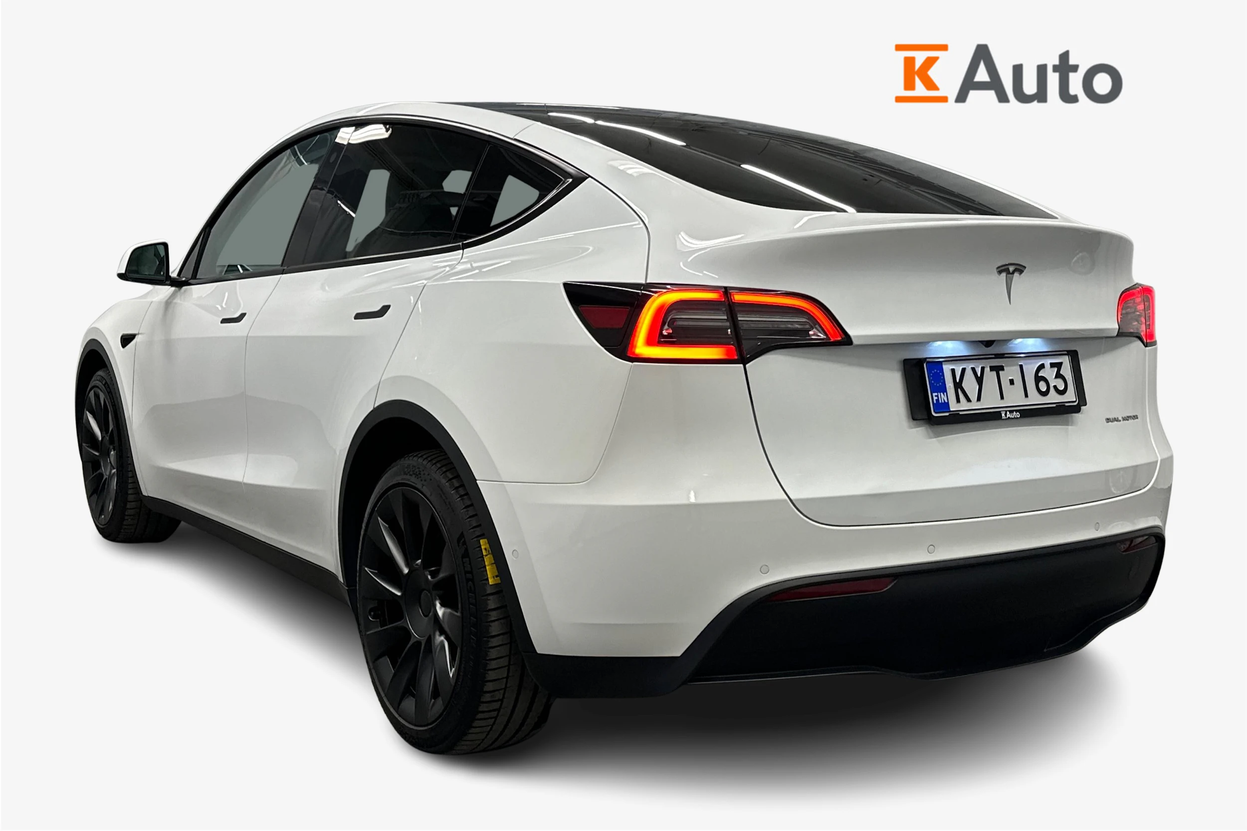valkoinen Tesla Model Y 2023 kuva 2.