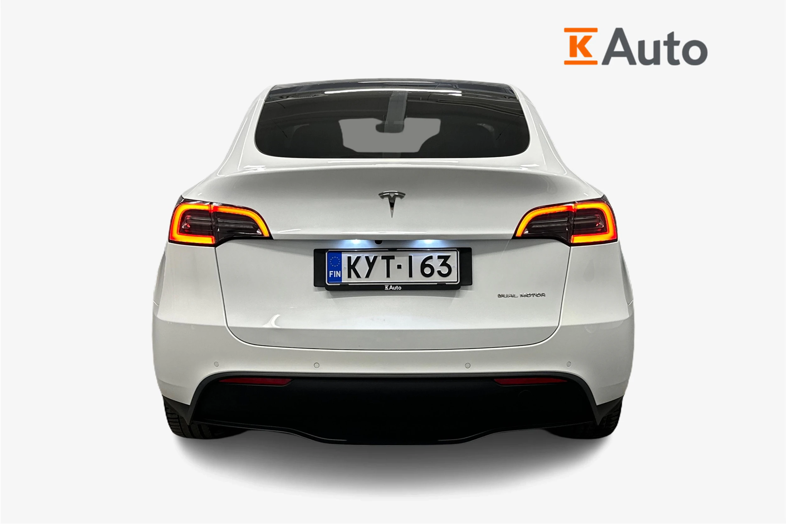 valkoinen Tesla Model Y 2023 kuva 3.