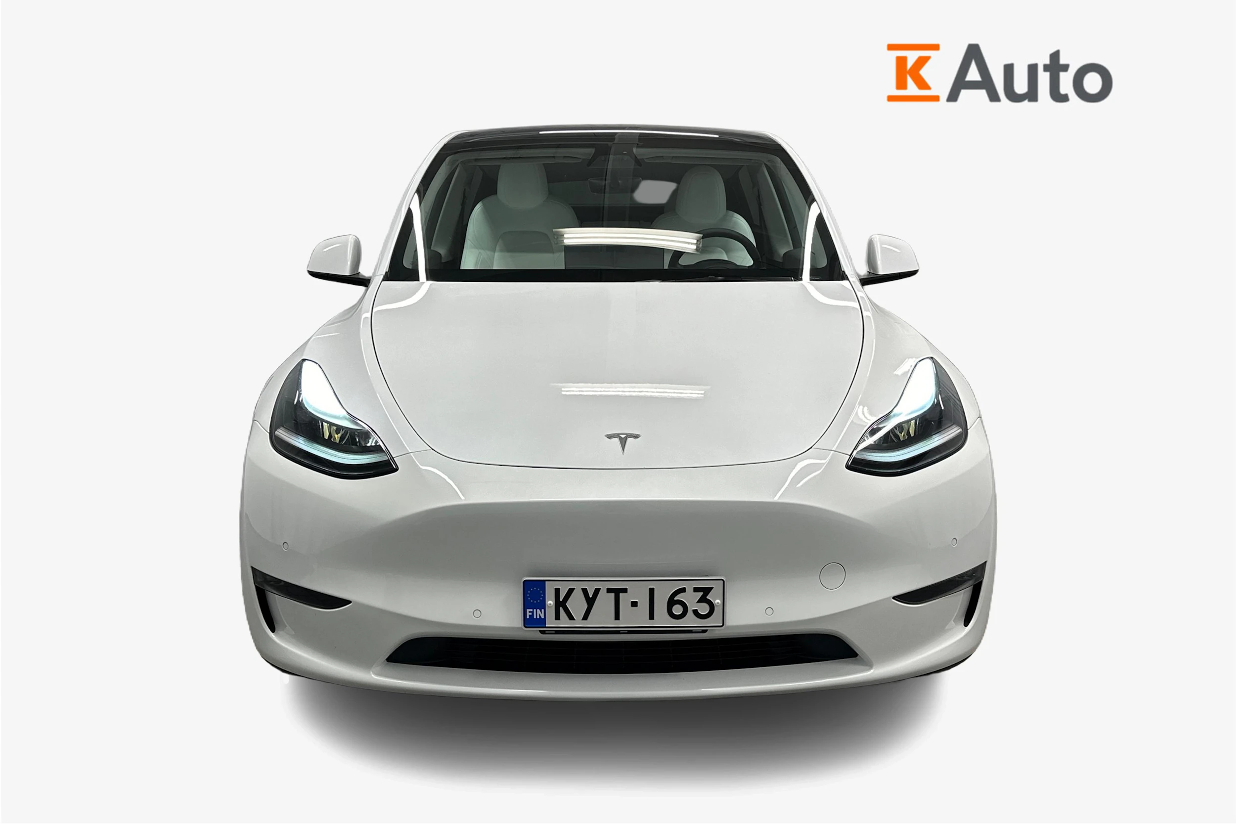 valkoinen Tesla Model Y 2023 kuva 4.