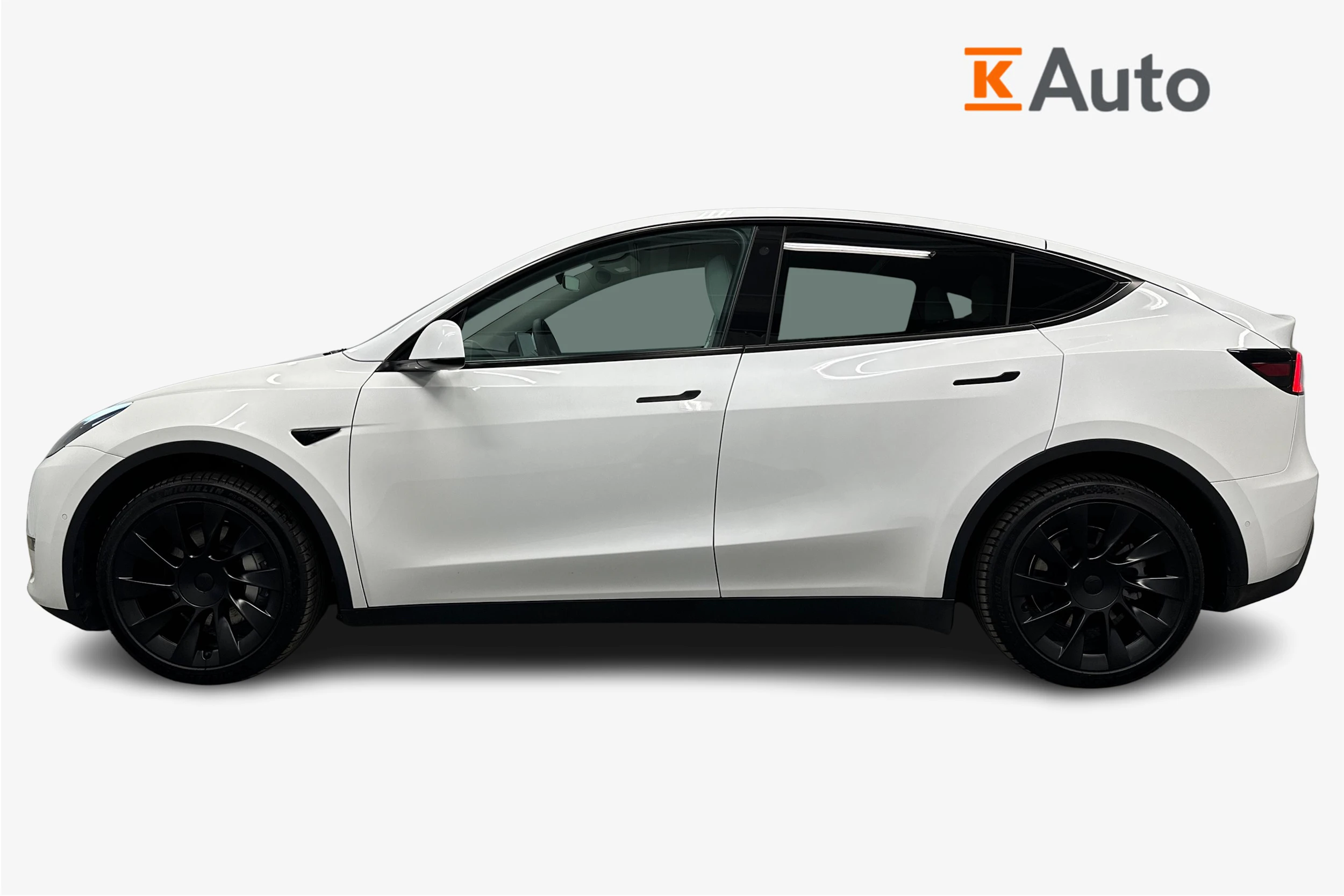 valkoinen Tesla Model Y 2023 kuva 5.
