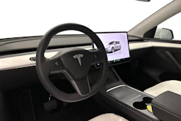 valkoinen Tesla Model Y 2023 kuva 6.