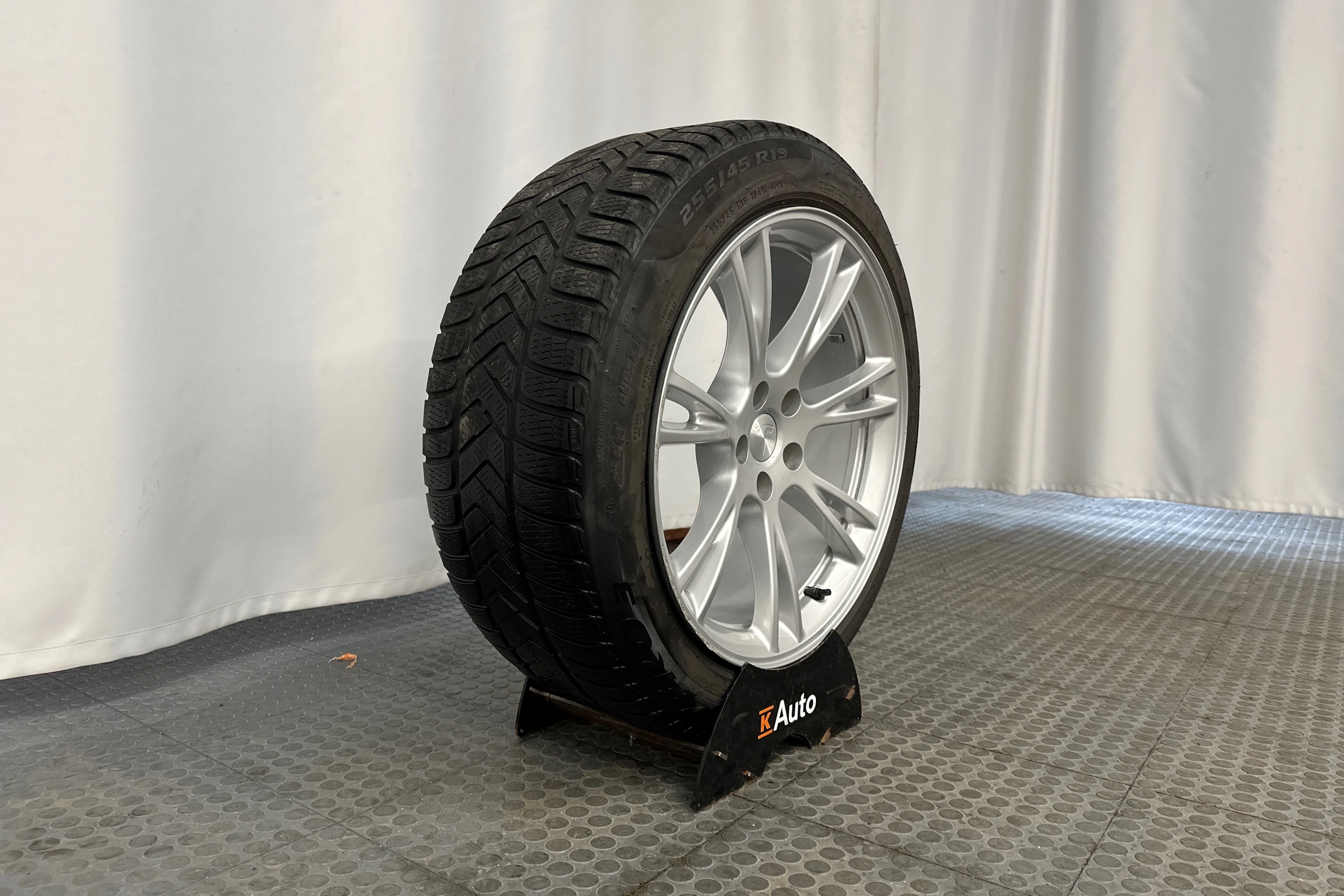 valkoinen Tesla Model Y 2023 kuva 10.