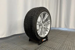 valkoinen Tesla Model Y 2023 kuva 10.