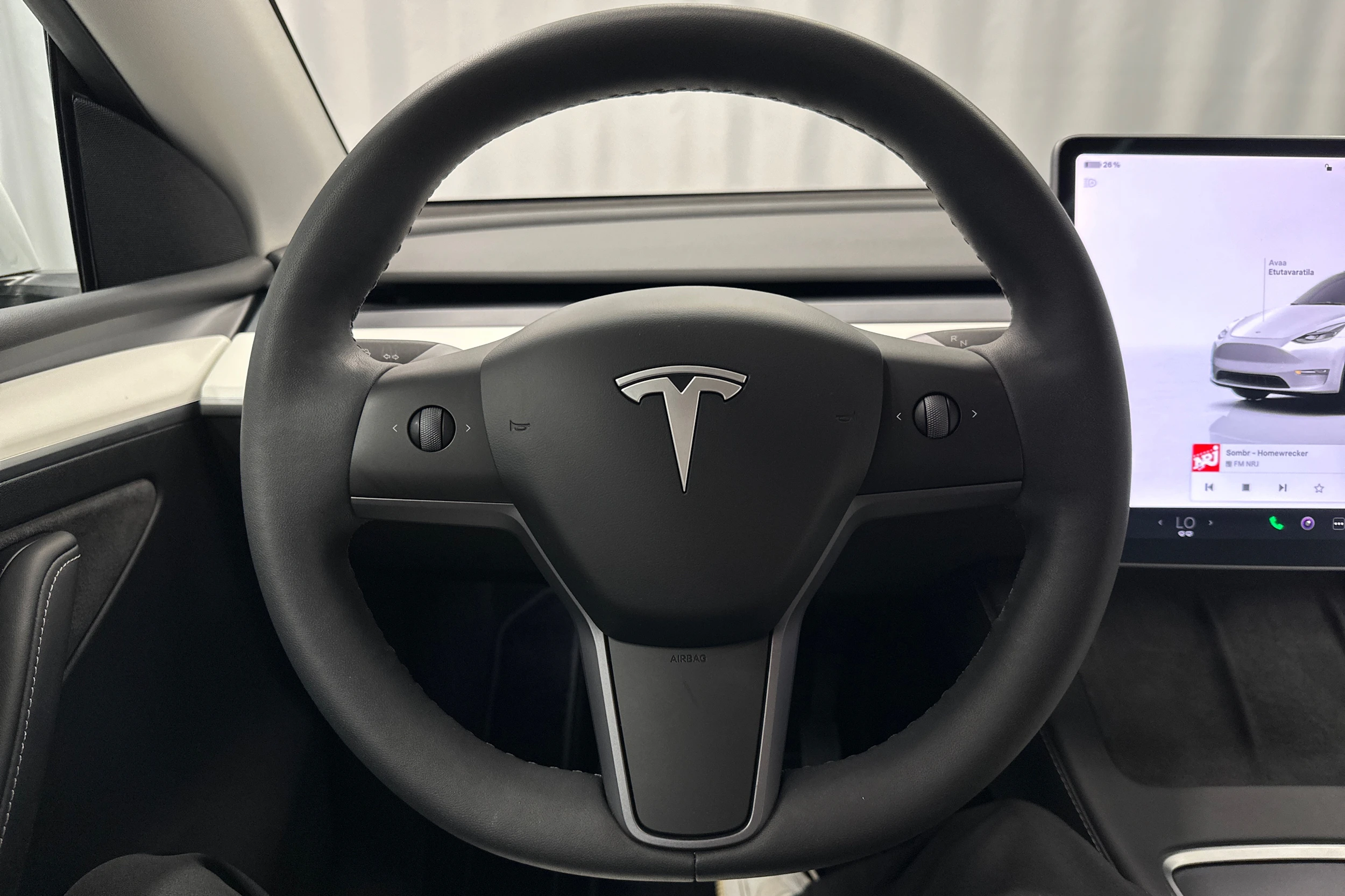 valkoinen Tesla Model Y 2023 kuva 11.