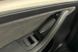 valkoinen Tesla Model Y 2023 kuva 12.