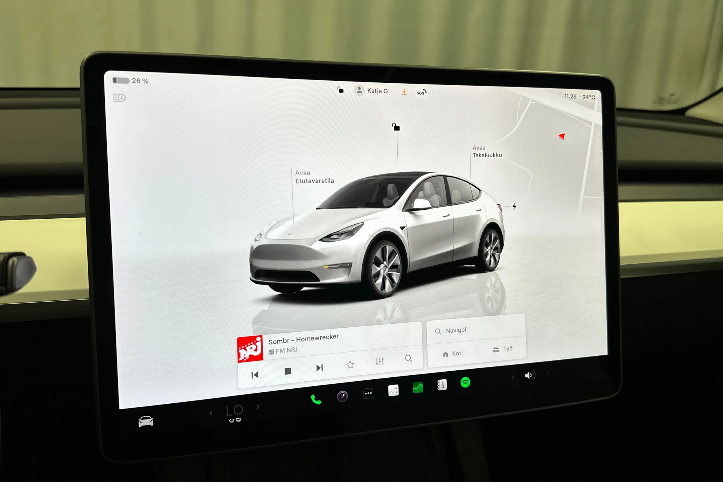 valkoinen Tesla Model Y 2023 kuva 13.