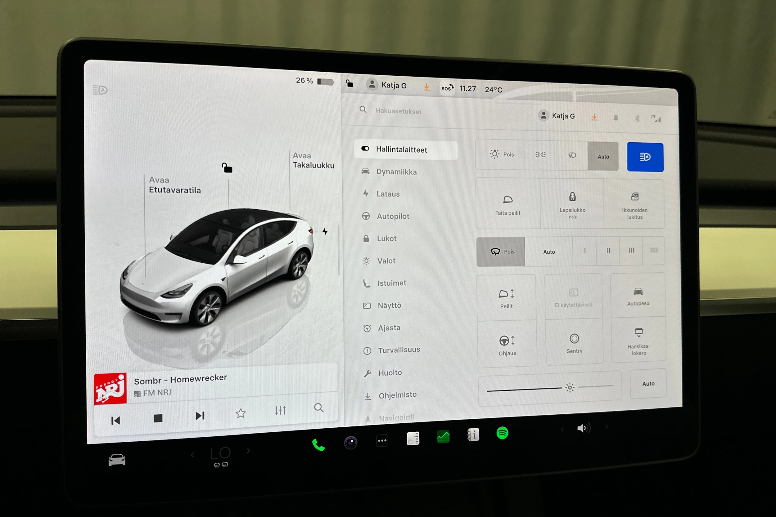 valkoinen Tesla Model Y 2023 kuva 14.