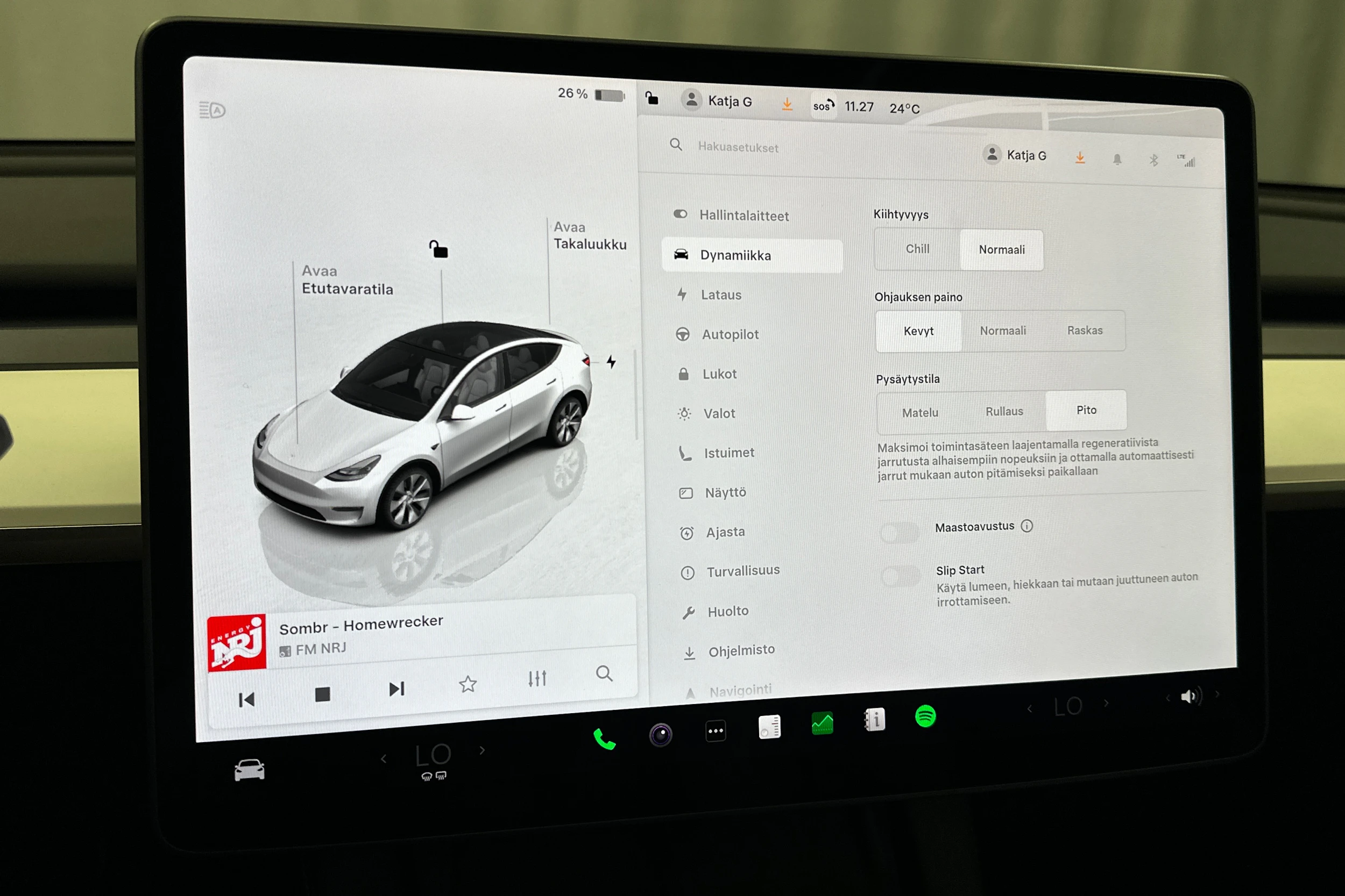valkoinen Tesla Model Y 2023 kuva 15.