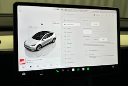 valkoinen Tesla Model Y 2023 kuva 15.