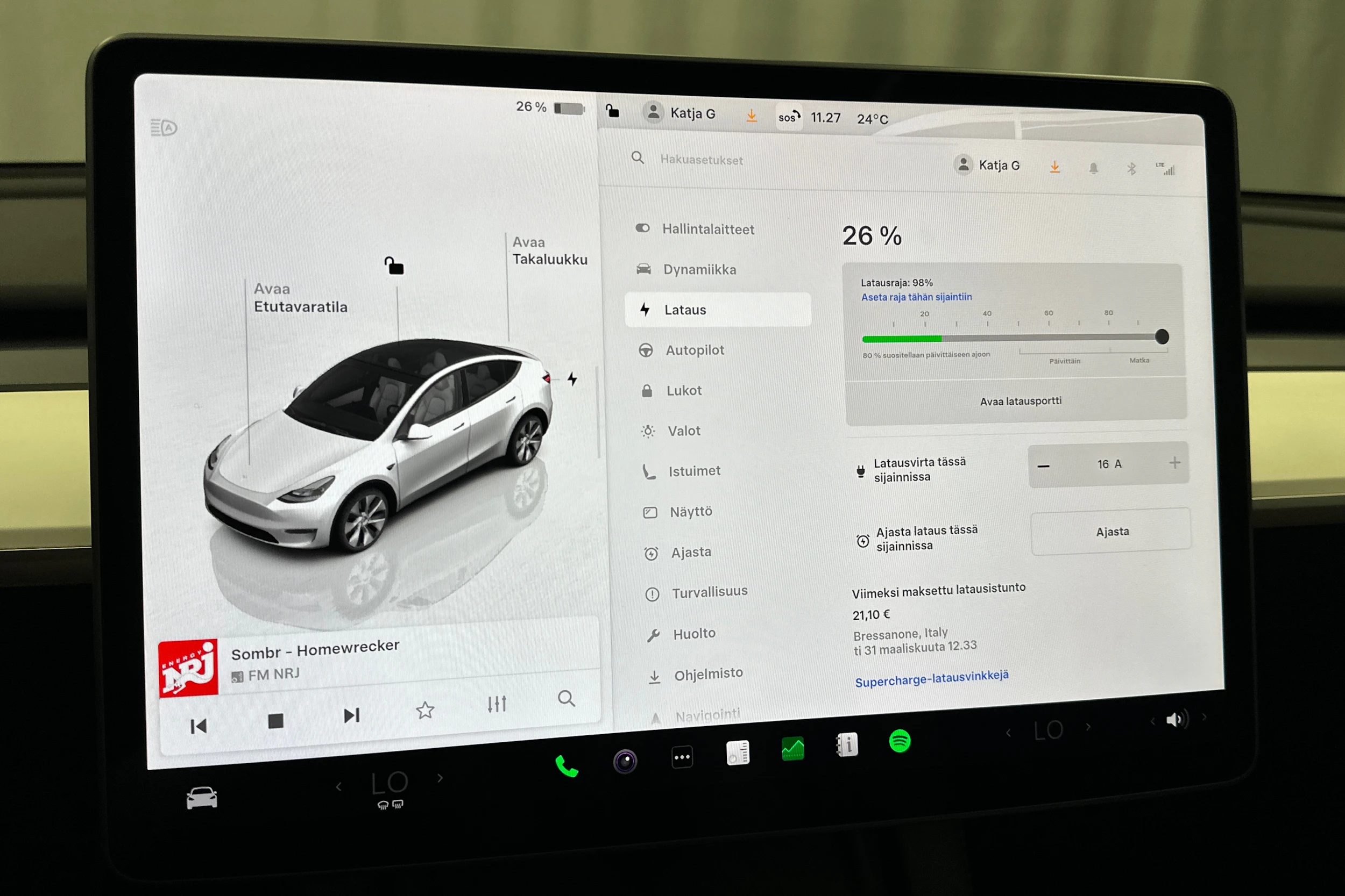 valkoinen Tesla Model Y 2023 kuva 16.