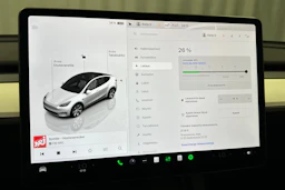 valkoinen Tesla Model Y 2023 kuva 16.