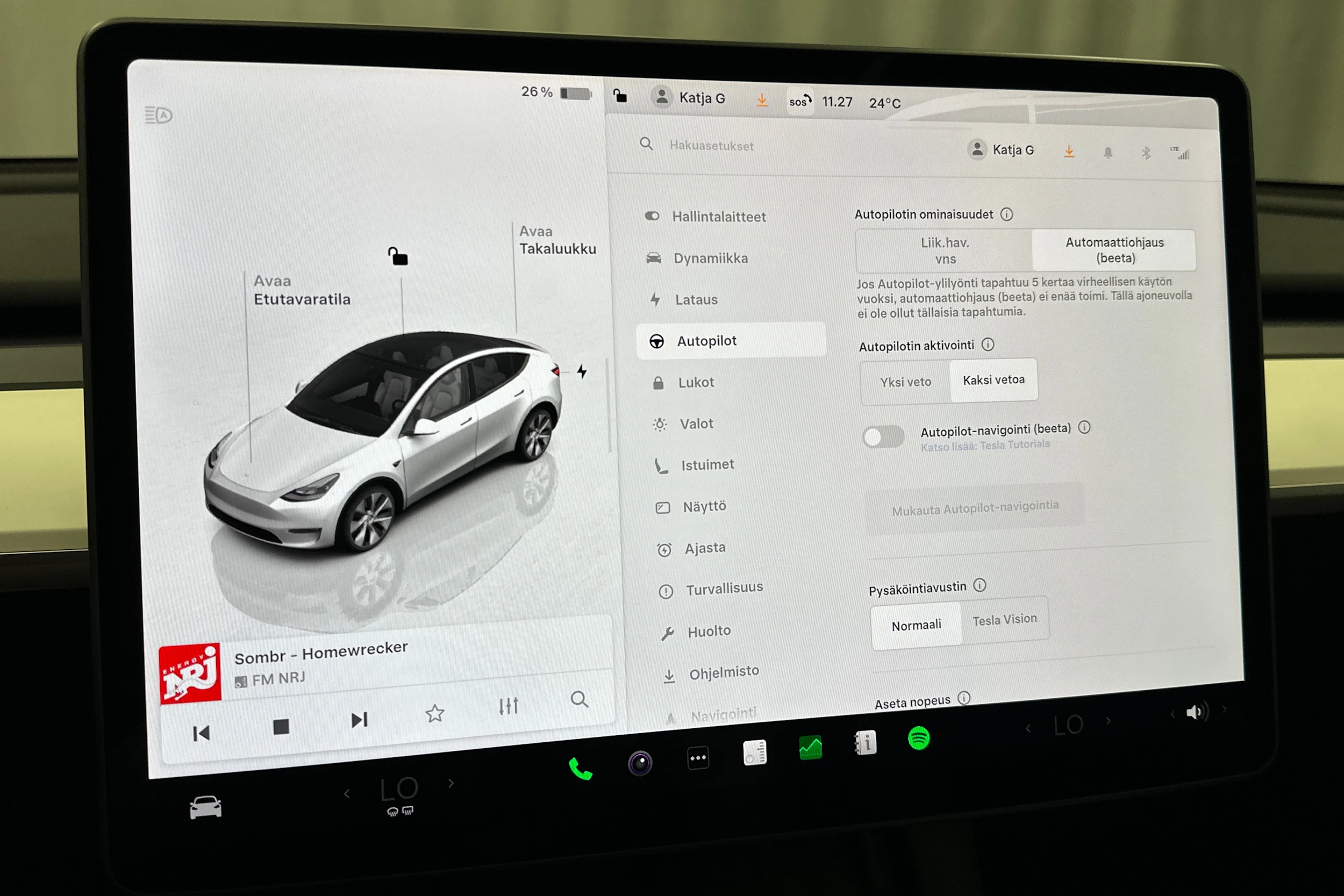 valkoinen Tesla Model Y 2023 kuva 17.