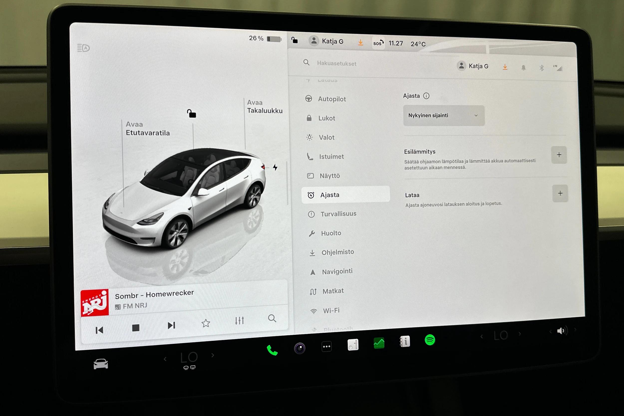 valkoinen Tesla Model Y 2023 kuva 18.