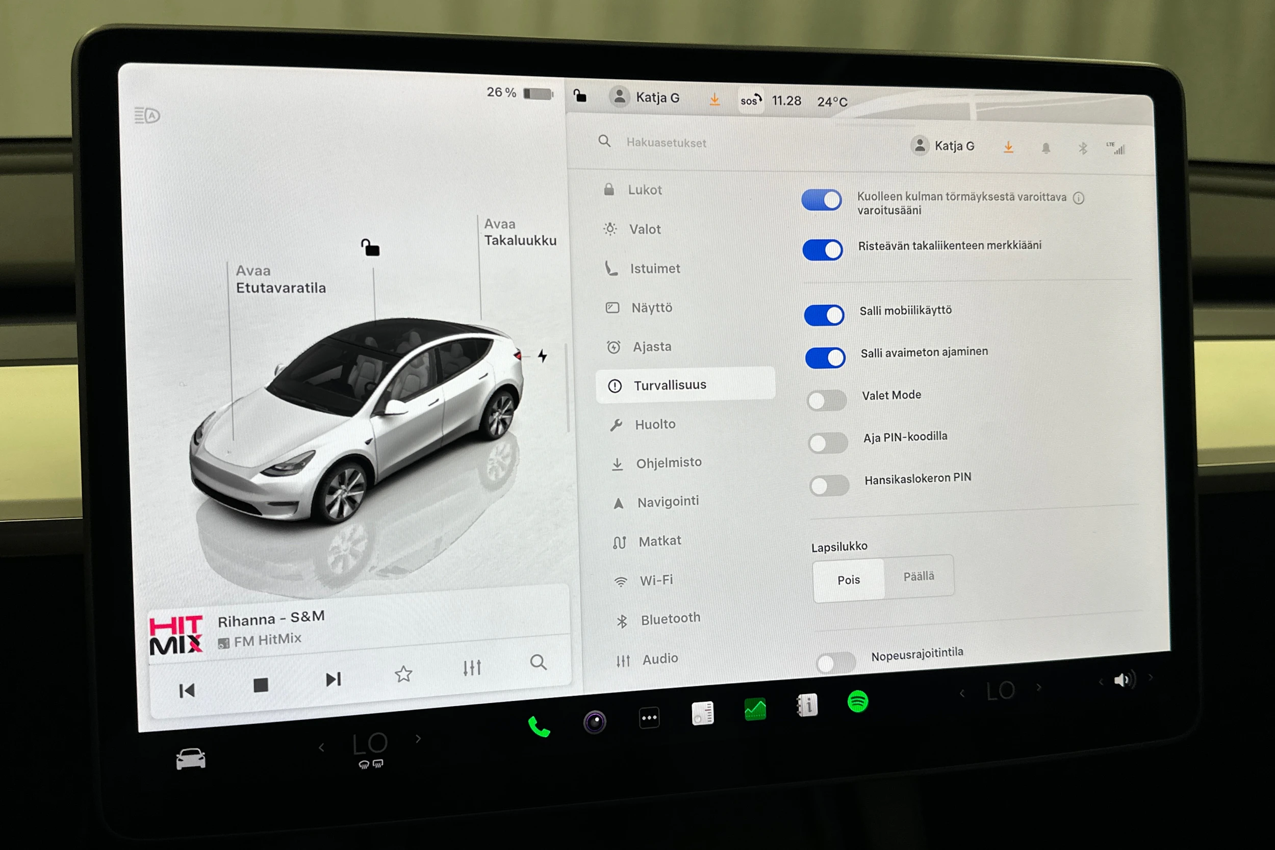 valkoinen Tesla Model Y 2023 kuva 19.