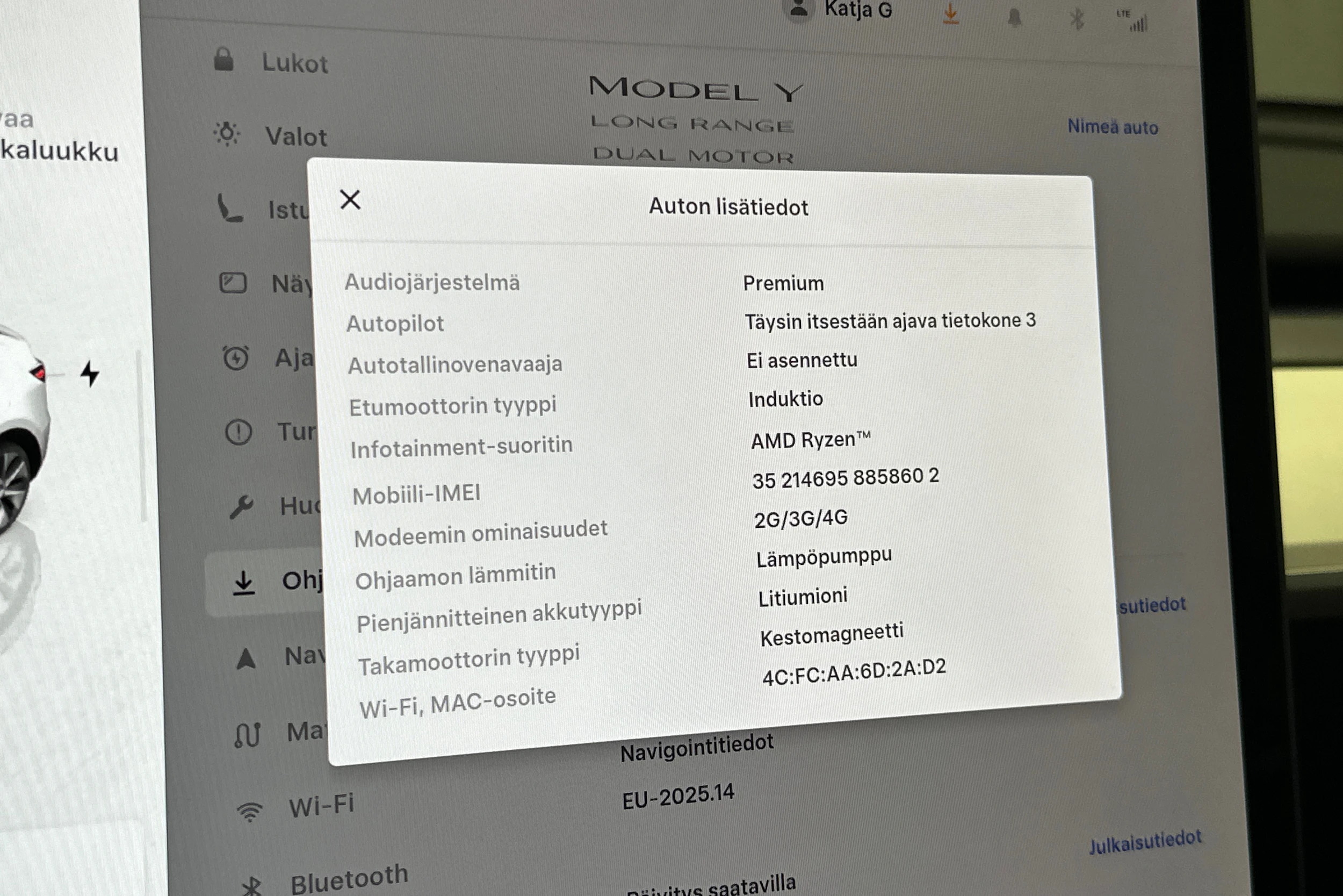 valkoinen Tesla Model Y 2023 kuva 22.