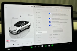 valkoinen Tesla Model Y 2023 kuva 23.