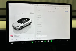 valkoinen Tesla Model Y 2023 kuva 24.