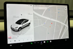 valkoinen Tesla Model Y 2023 kuva 26.