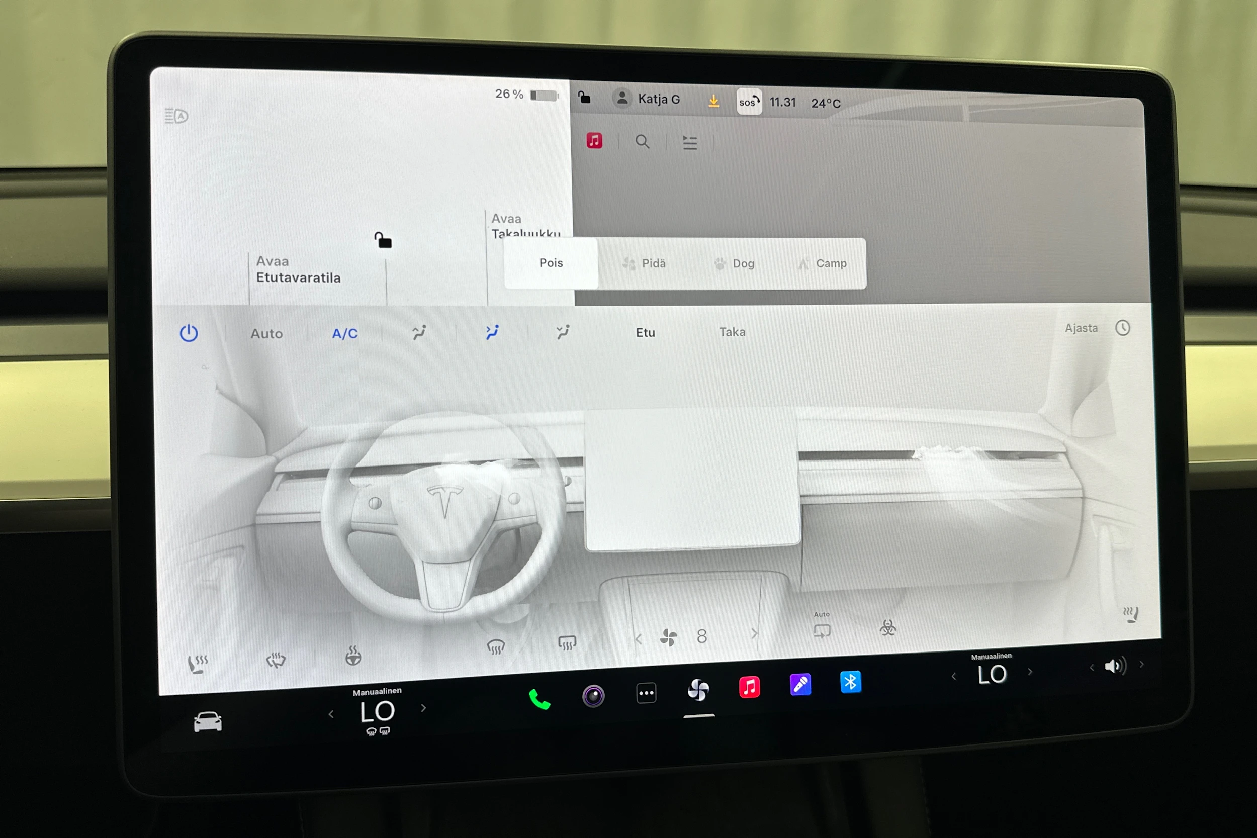 valkoinen Tesla Model Y 2023 kuva 32.