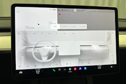 valkoinen Tesla Model Y 2023 kuva 32.