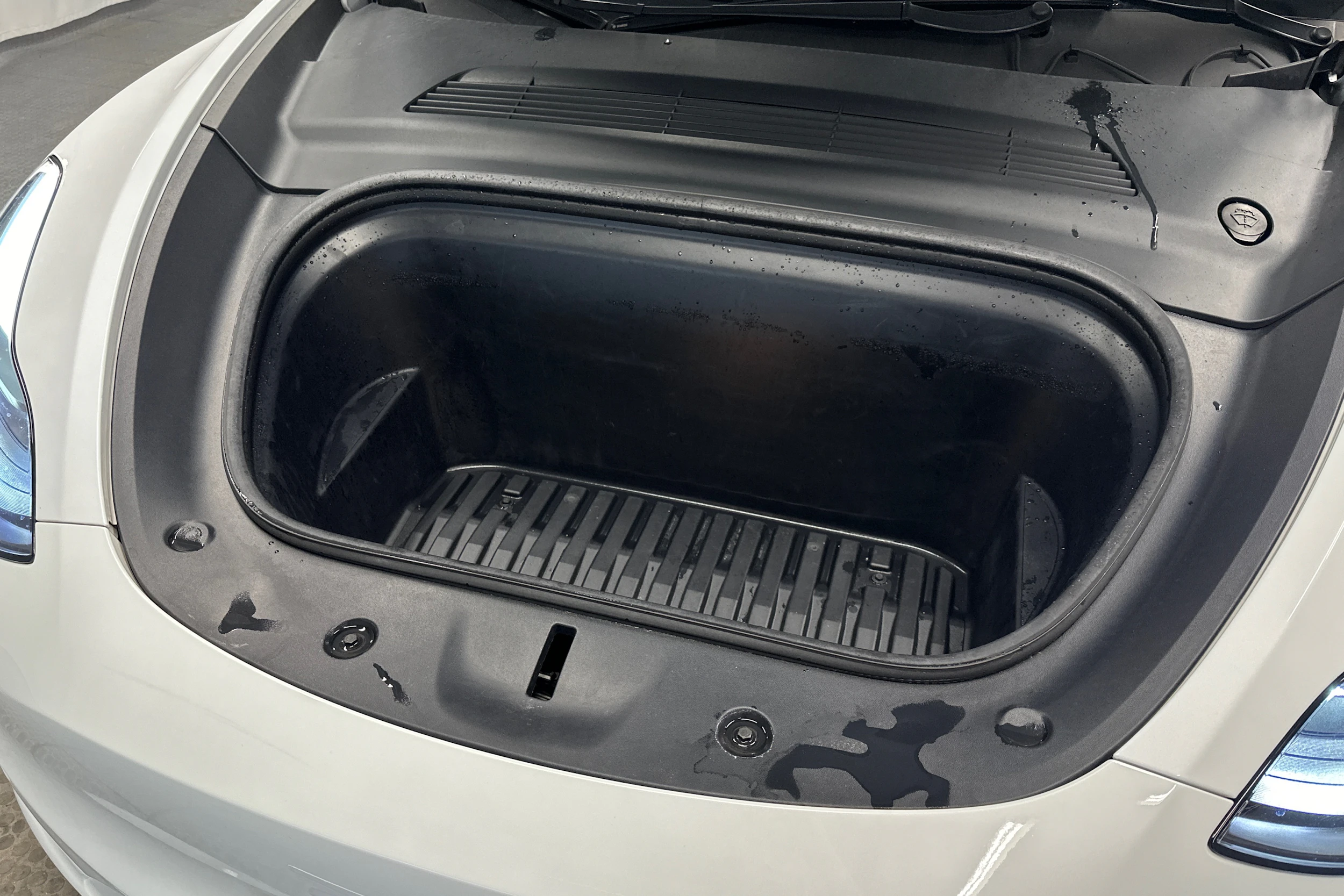 valkoinen Tesla Model Y 2023 kuva 34.