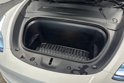 valkoinen Tesla Model Y 2023 kuva 34.