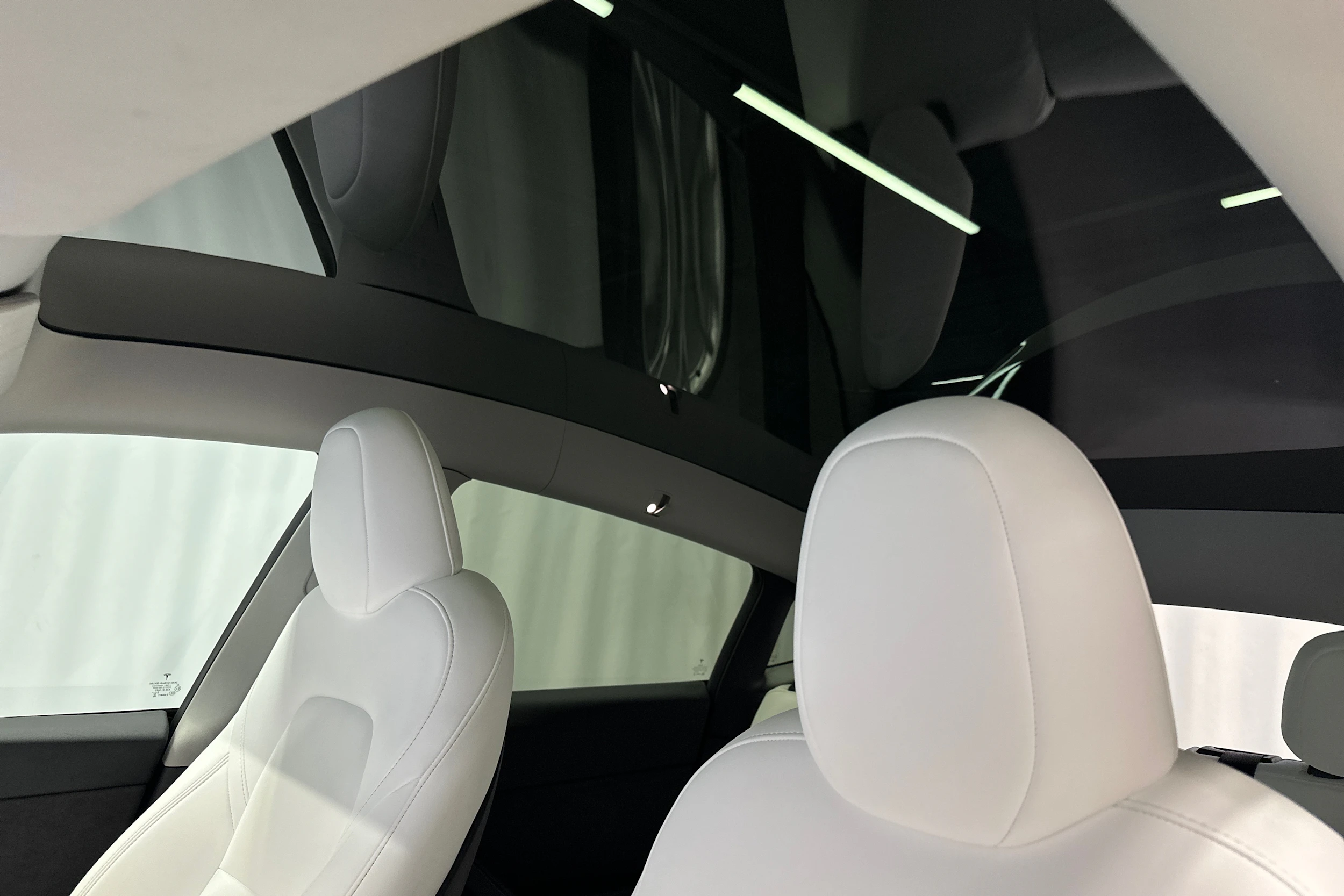 valkoinen Tesla Model Y 2023 kuva 35.